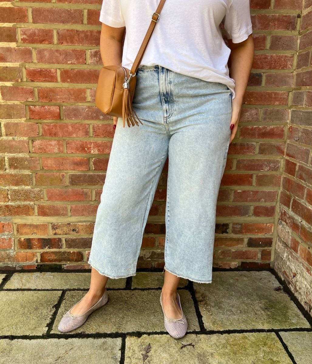Light Wash Wide Leg Cropped Jeans - Image 6