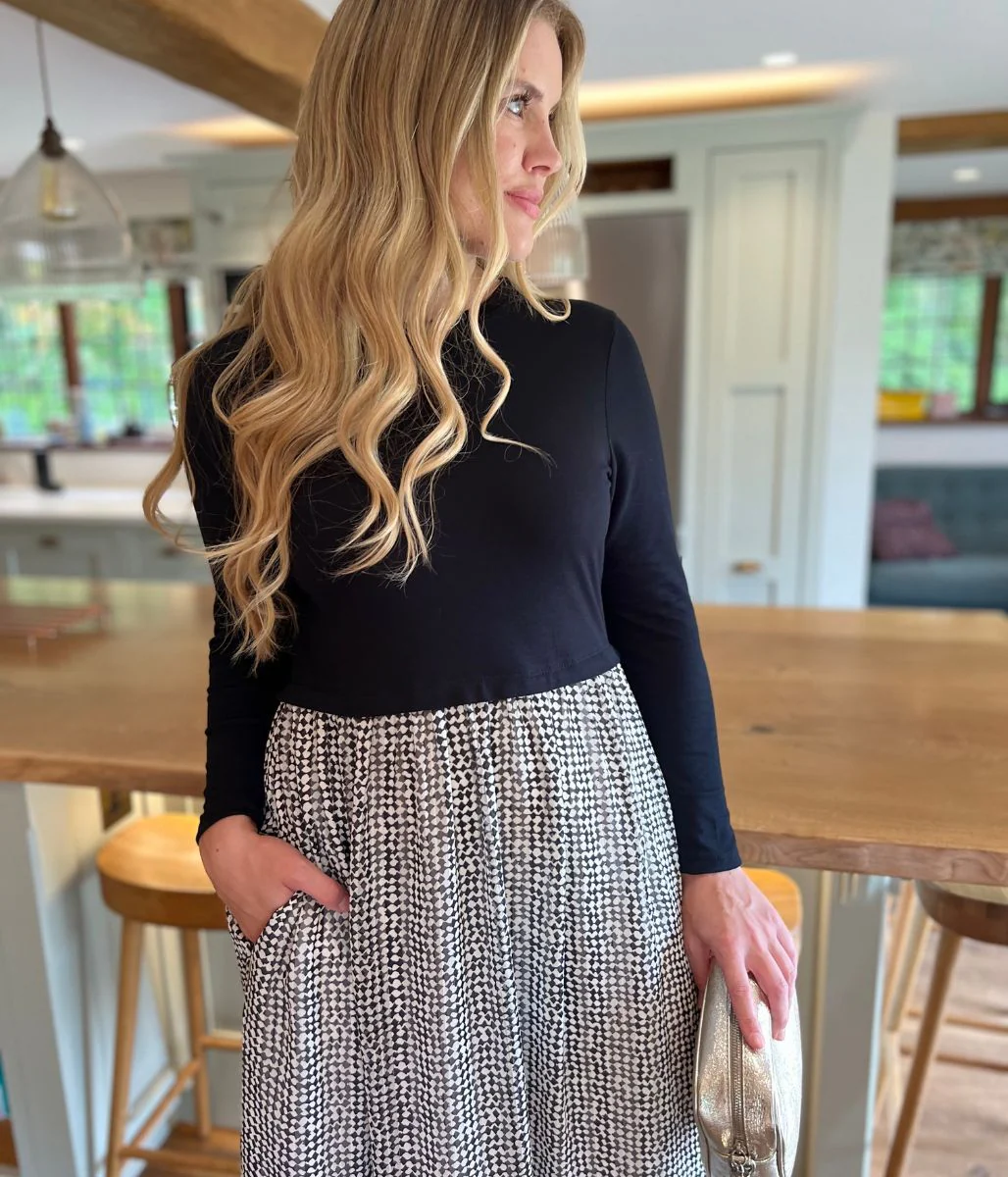Monochrome Print Contrast Tiered Midi Dress - Image 5