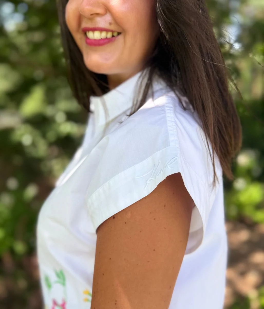 White Floral Embroidered Sleeveless Shirt - Image 4