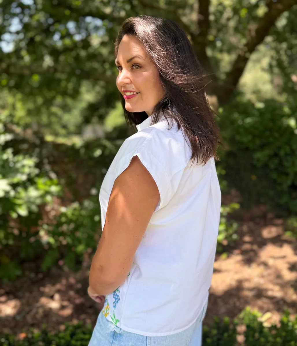 White Floral Embroidered Sleeveless Shirt - Image 7